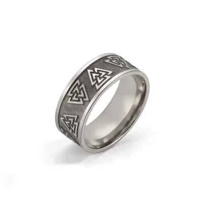 Bague viking large argentée gravée de triangles Valknut sur fond sombre