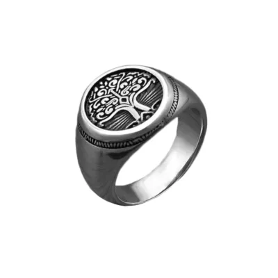 Chevalière ronde argentée gravée de l'arbre Yggdrasil sur fond noirci
