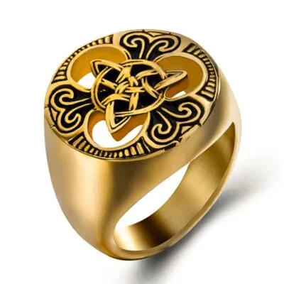 Chevalière dorée à plateau rond gravé d'une triquetra et de spirales noires