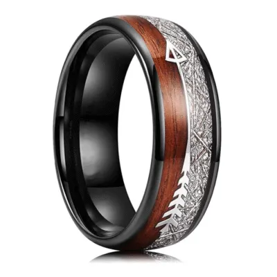 Bague noire en acier avec bois brun, insert argenté texturé et flèche