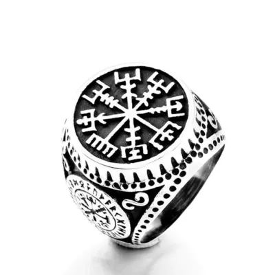 Chevalière viking argentée gravée du Vegvísir sur plateau rond noir, flancs ornés de runes