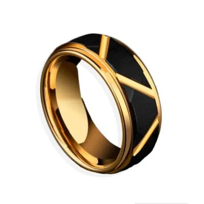 Bague noire brossée à lignes dorées en diagonale, bords et intérieur dorés