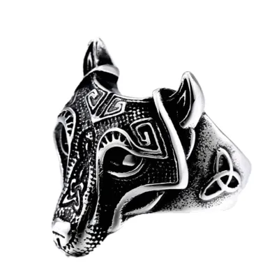 Chevalière viking en forme de tête de loup argentée avec triquètre sur le côté