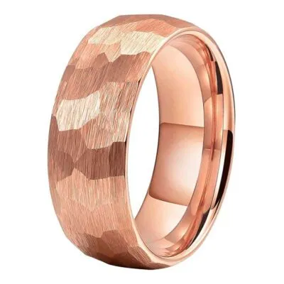 Bague bombée rose cuivré à facettes martelées, vue de trois quarts