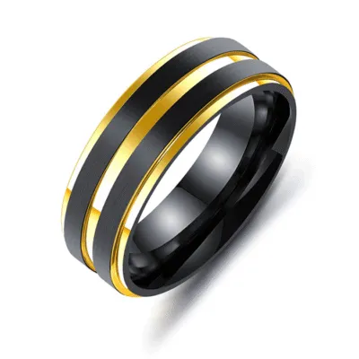 Bague noir mat avec rainure centrale et bords dorés, vue de trois quarts