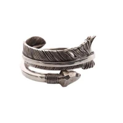 Bague argentée vieillie enroulée en spirale, plume gravée et pointe de flèche facettée