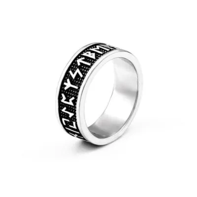 Bague large argentée avec frise de runes en relief sur fond noir