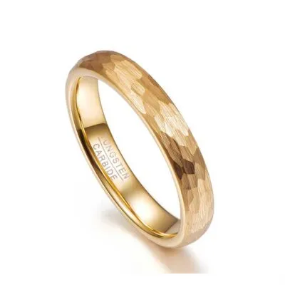Bague alliance dorée martelée vue de trois quarts, gravure Tungsten Carbide à l'intérieur