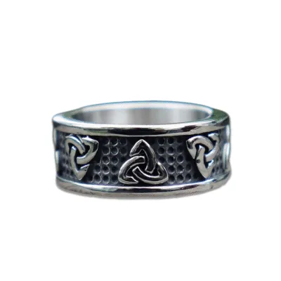 Bague large en acier avec triquetras en relief sur fond noirci