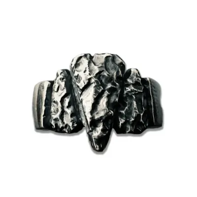 Bague viking grise patinée avec pointe de flèche centrale et deux blocs rugueux