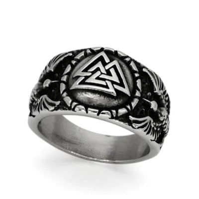 Bague viking large argentée avec Valknut central et ailes déployées sur les côtés