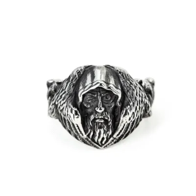 Bague argentée vieillie ornée du visage d'Odin barbu sous une capuche