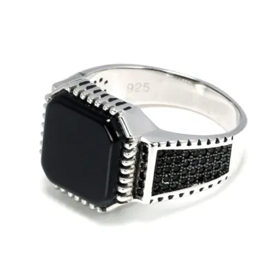 Chevalière argentée à large pierre noire carrée et flancs sertis de petites pierres noires