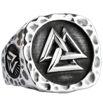 Chevalière viking argentée avec Valknut en relief et bord martelé