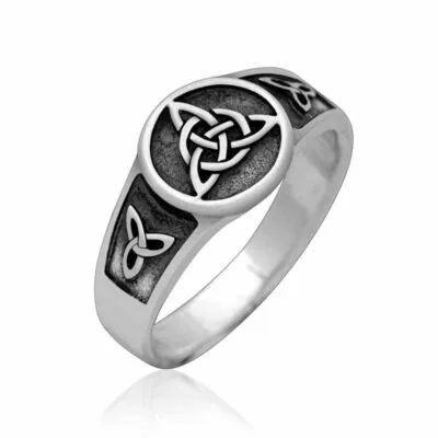 Bague celtique argentée à plateau rond orné d'une triquetra en relief sur fond noirci