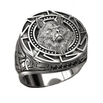 Chevalière viking argentée avec tête de loup en relief et pierres noires
