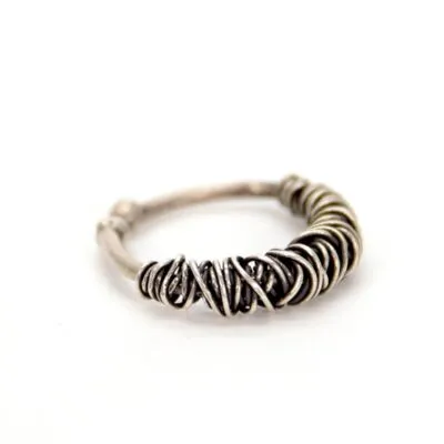 Bague viking argentée patinée dont le dessus est couvert de fils enroulés