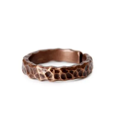 Bague martelée ouverte brun cuivré vue de face sur fond blanc