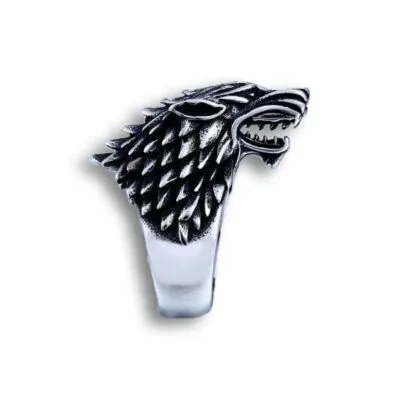 Bague argentée à tête de loup de profil, gueule ouverte et pelage ciselé
