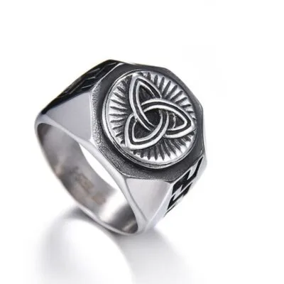 Chevalière à tête octogonale gravée d'une triquetra argentée sur fond rayonné