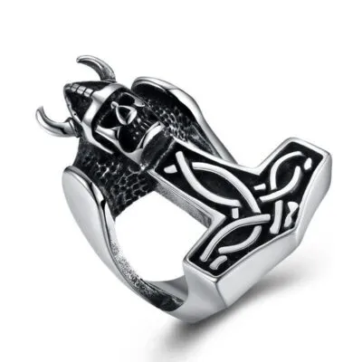 Bague viking argentée en forme de marteau de Thor surmonté d'un crâne casqué