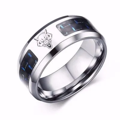 Bague argentée large avec tête de loup gravée et inserts noir et bleu