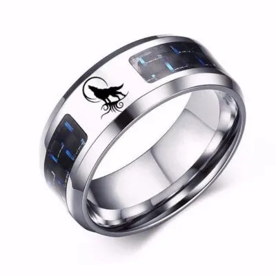 Bague large argentée avec loup noir hurlant à la lune et inserts bleus