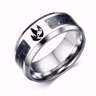 Bague argentée large avec loup hurlant noir et inserts bleus