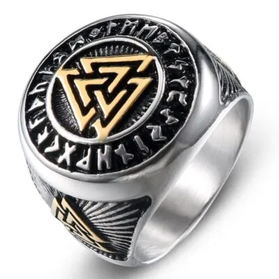 Chevalière viking argentée avec Valknut doré et cercle de runes sur fond noir