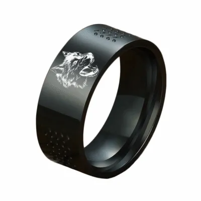 Bague noire large avec tête de loup gravée en blanc