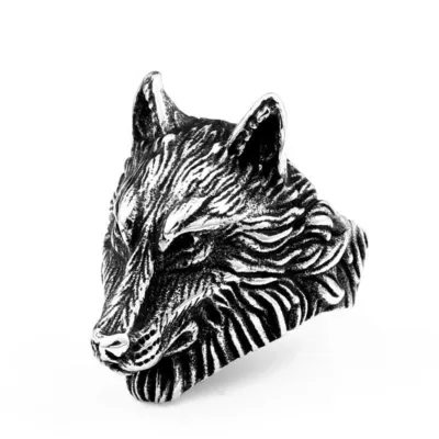 Bague tête de loup noircie et argentée, pelage gravé, oreilles dressées