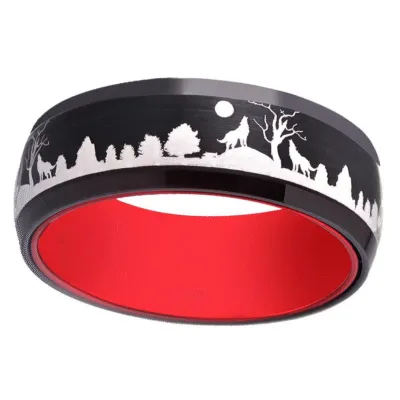 Bague noire gravée de loups hurlant sous la lune, intérieur rouge