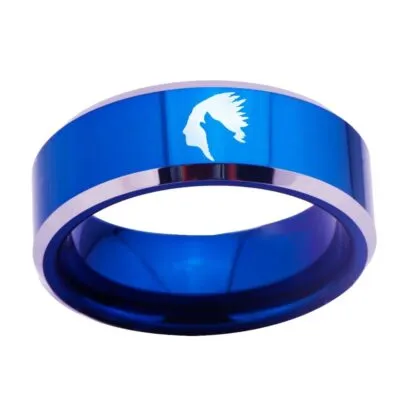Bague bleue brillante gravée d'un loup hurlant blanc à profil humain et plumes