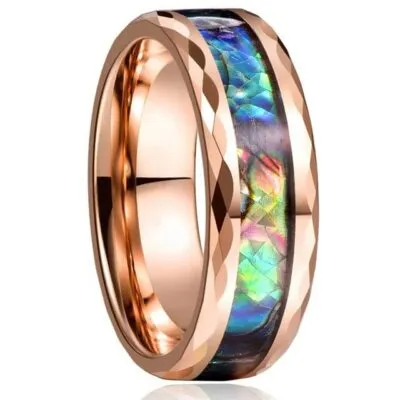 Bague large dorée rosée aux bords facettés et bande centrale irisée multicolore