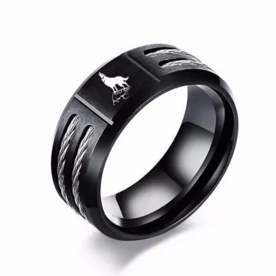 Bague noire large avec loup hurlant blanc et câbles argentés sur les côtés