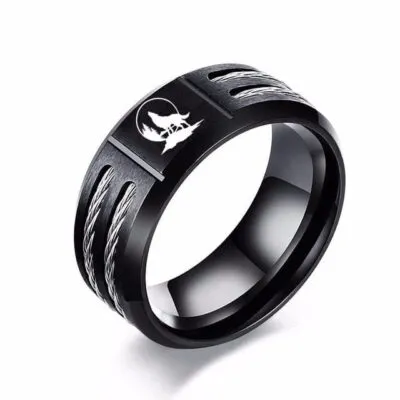 Bague noire large avec loup blanc hurlant devant la lune et câbles torsadés