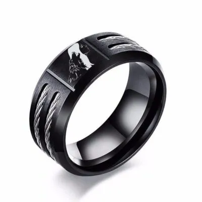 Bague noire large en titane avec loup gravé et câbles argentés
