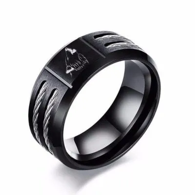 Bague noire large avec loup gravé et câbles en acier argentés