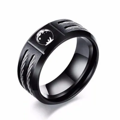 Bague noire large avec loup et lune gravés et deux câbles d'acier