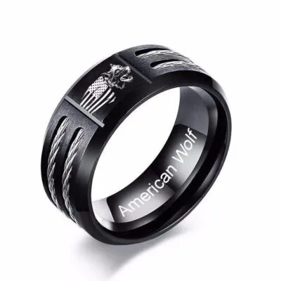 Bague noire en acier avec loup hurlant gravé, câbles argentés et gravure intérieure