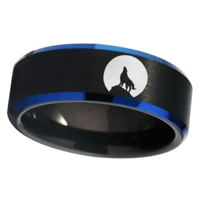 Bague noire brossée à bords bleus gravée d'un loup hurlant devant la lune