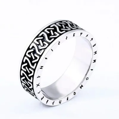 Bague viking argentée à entrelacs noirs et runes gravées sur la tranche