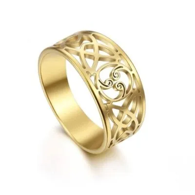 Bague large dorée ajourée avec triskel central et entrelacs celtiques