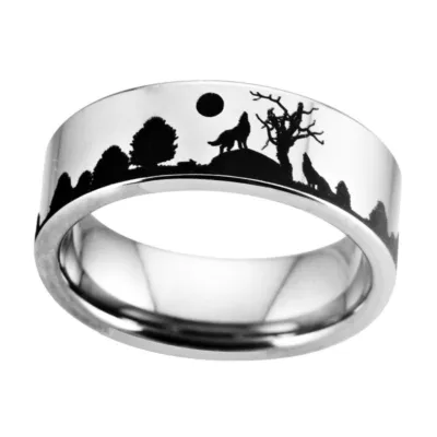 Bague argentée plate gravée de loups hurlant à la lune dans une forêt