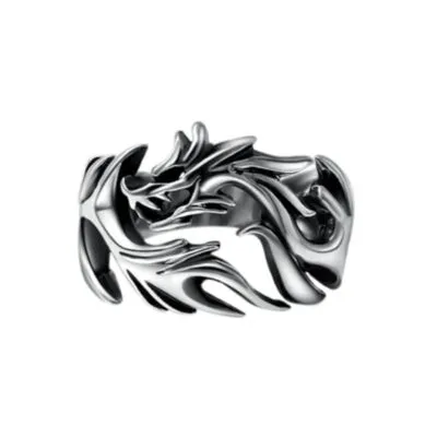 Bague argentée large avec un dragon enroulé aux cornes pointues