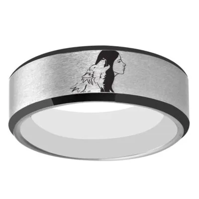Bague argentée brossée à bords noirs gravée d'une femme et d'un loup