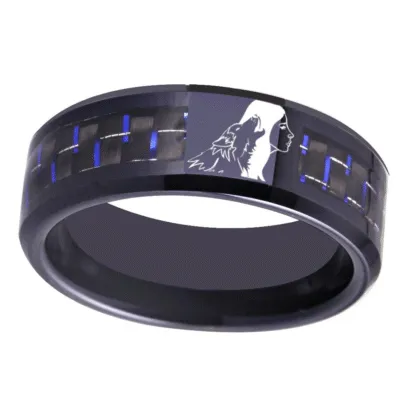 Bague noire à insert aspect carbone bleu et loup hurlant gravé en blanc