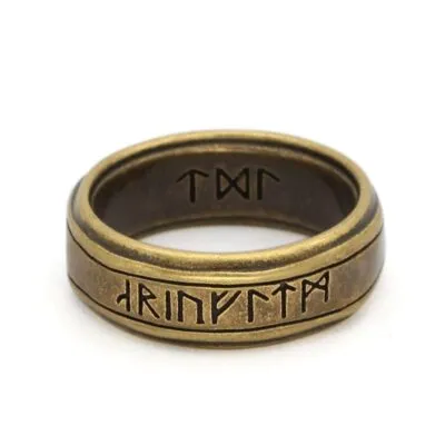 Bague viking dorée vieillie avec runes noires gravées sur le bandeau