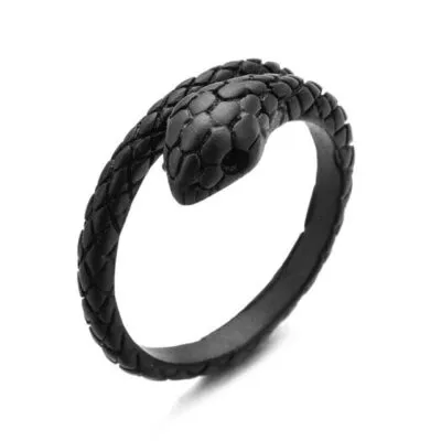 Bague noire mate en forme de serpent enroulé aux écailles gravées