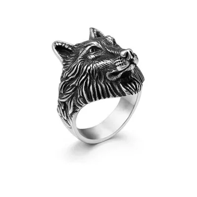 Bague argentée à tête de loup gravée, gueule ouverte, vue de trois quarts